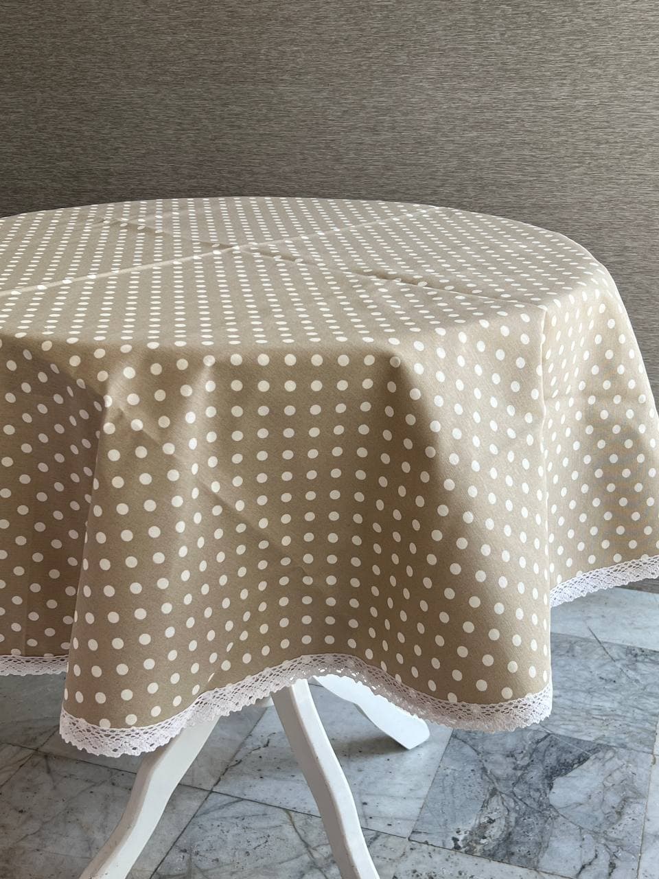 رومیزی گرد پارچه ای- داک نسکافه ای خالخالی