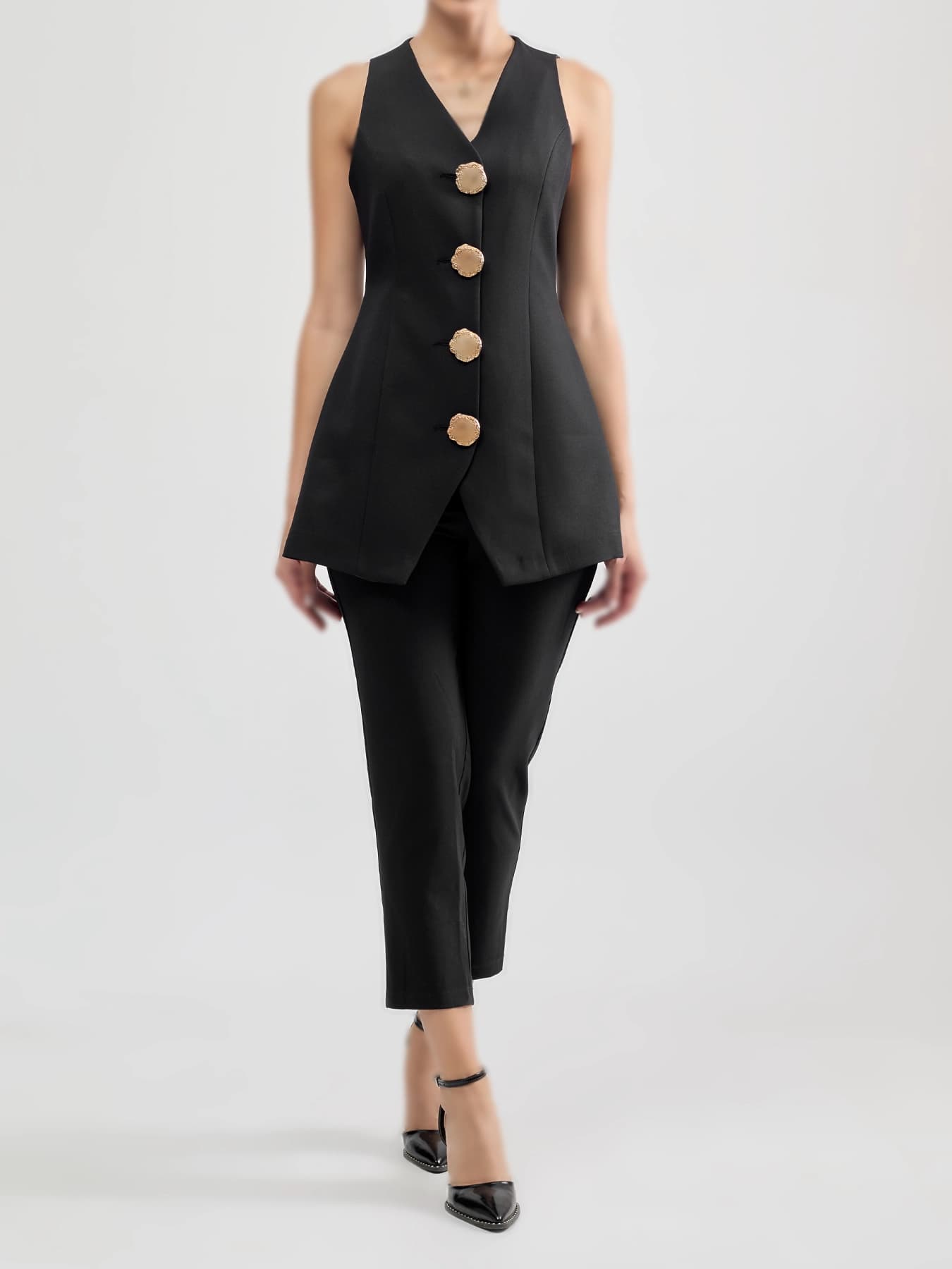 سارافن مشکی یقه هفت چهاردکمه بزرگ طلایی