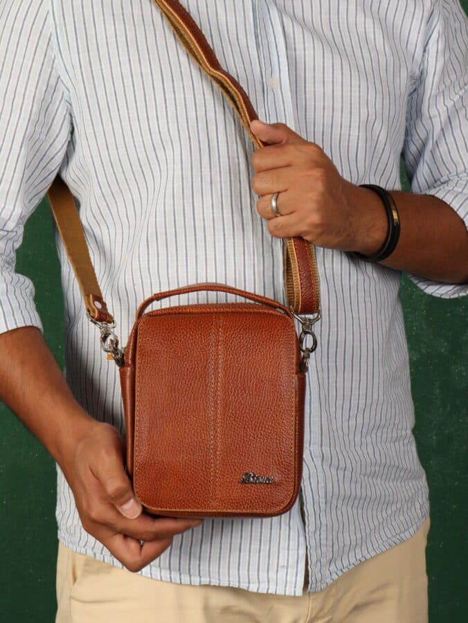 کیف دوشی مردانه چرم طبیعی‌ فلوتر بیورا مدل dbb60