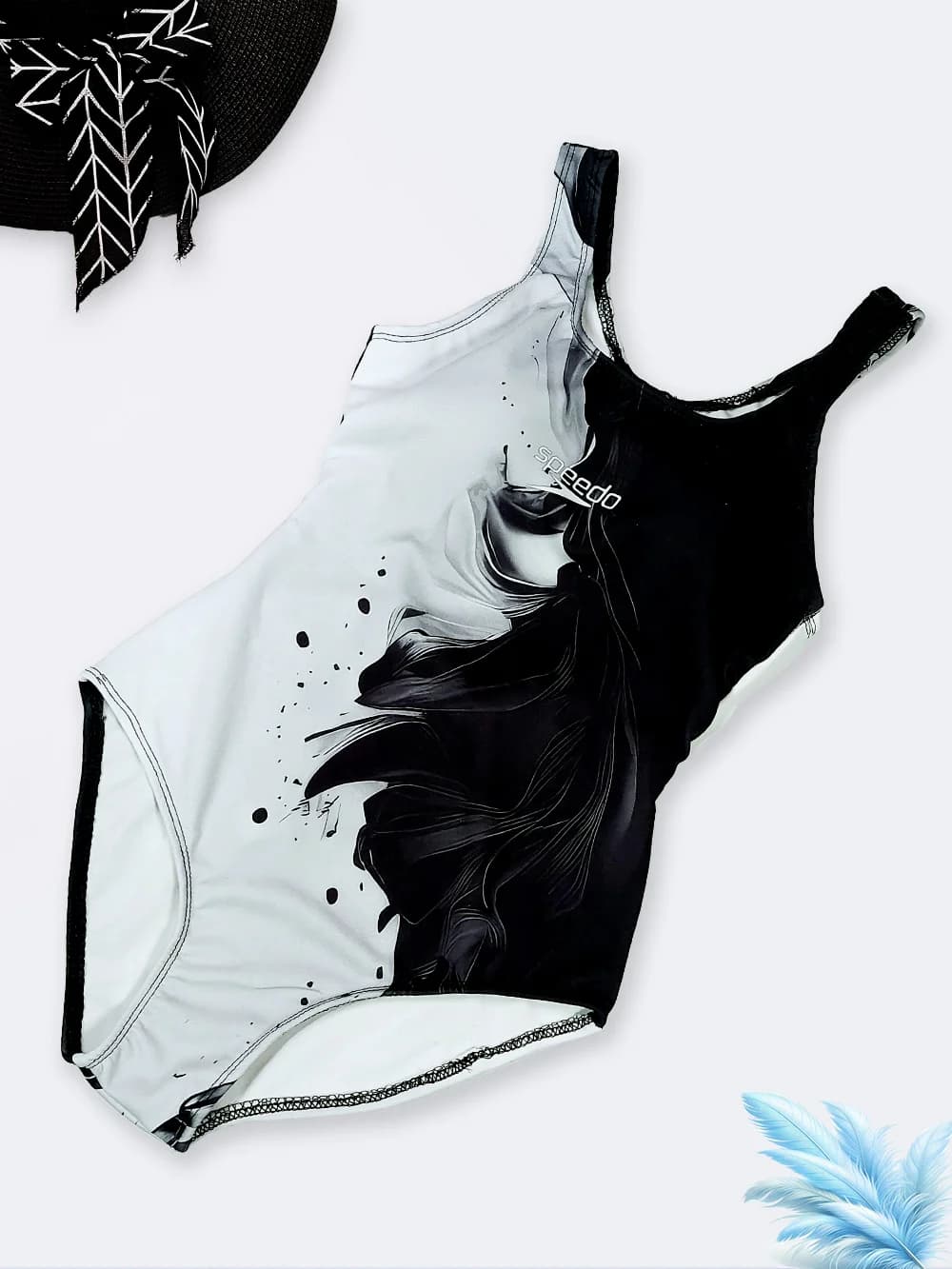 لباس شنا زنانه اسلیپ با رنگبندی خاص مشکی و سفید پشت قهرمانی اسپیدو ( Speedo )