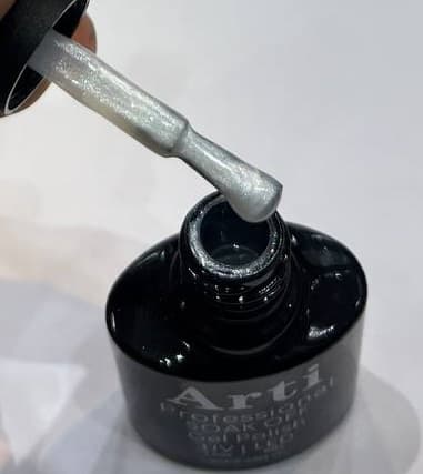 لاک ژل شیری صدفی ناخن 10 میل ژلیش آرتی Arti