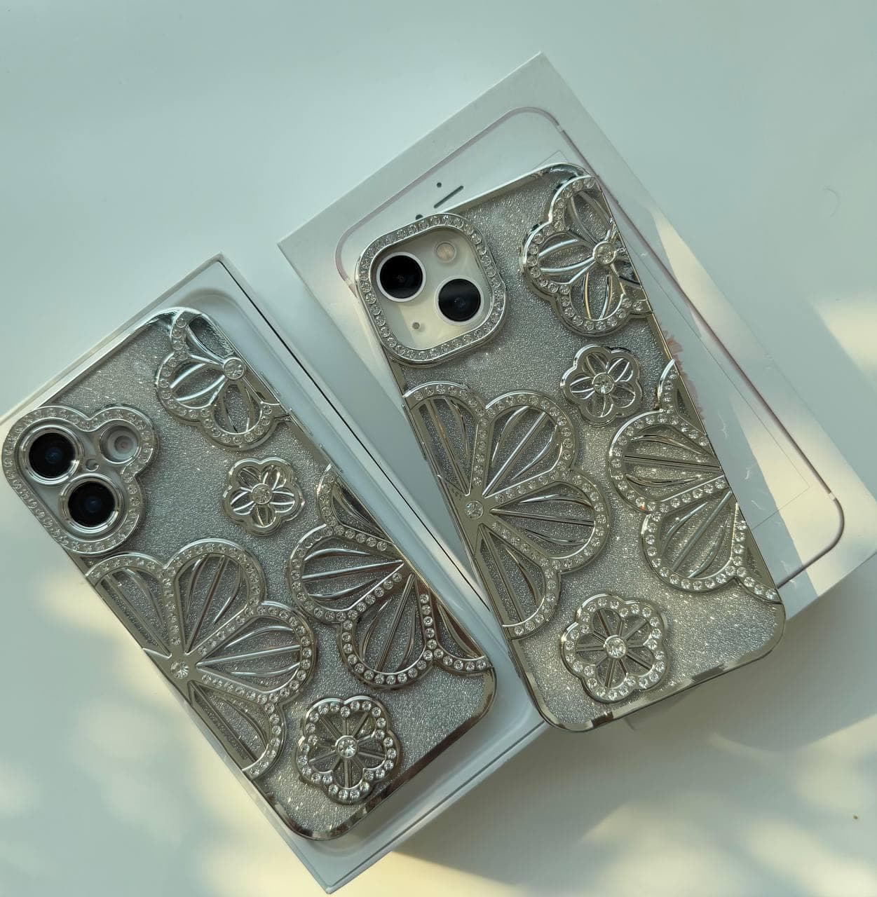 قاب آیفون گل نرگس شاین همراه با برگه اکلیلی