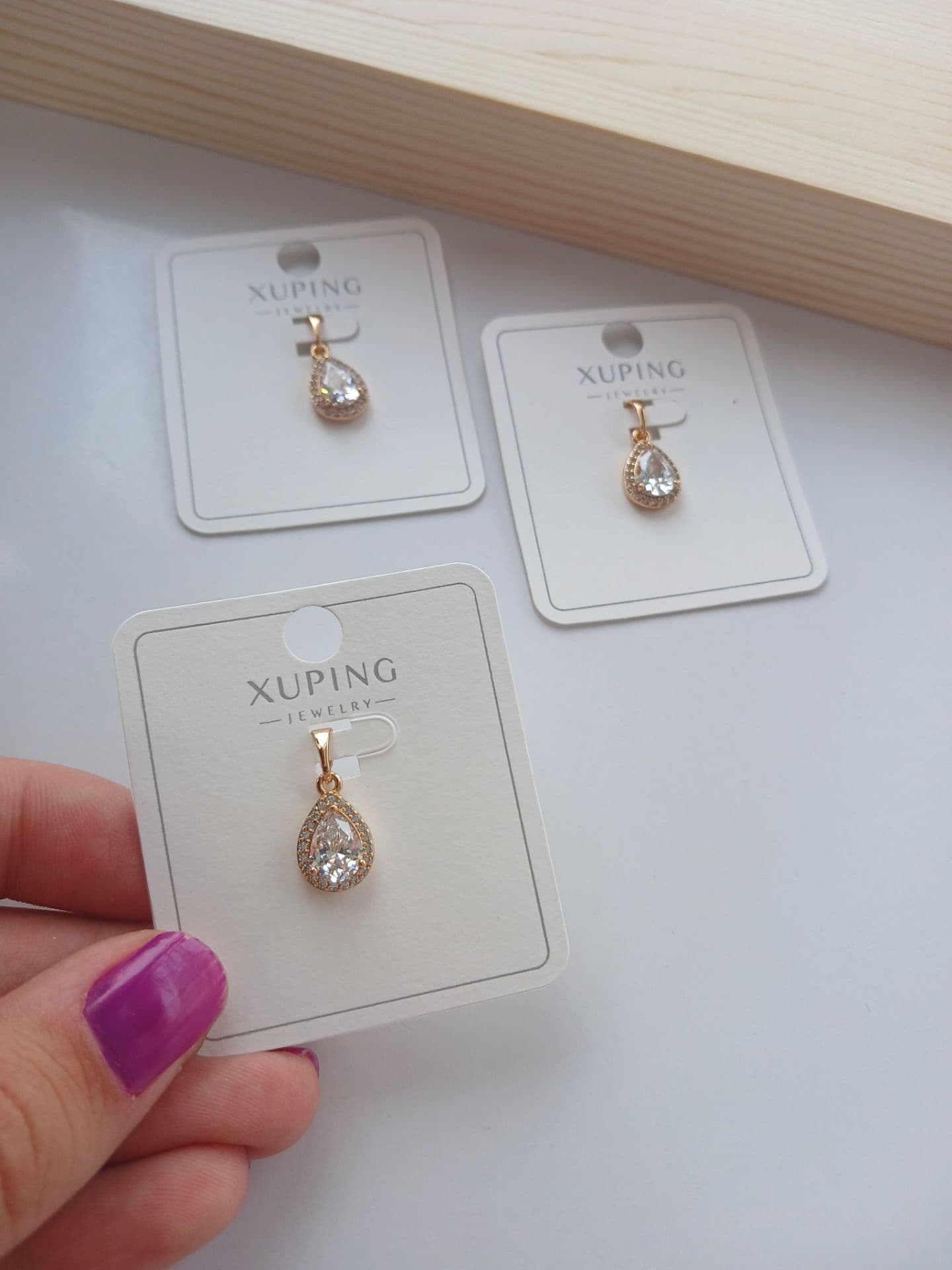 پلاک نگین سفید