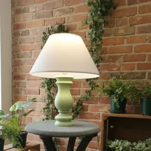 آباژور ایستاده کنار سالنی با شید مکرومه بافت شده