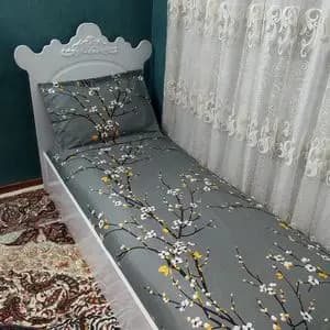 ملحفه تخت کشدار تک نفره طرح شکوفه طوسی تیره