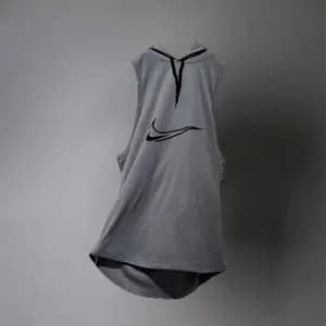 رکابی ورزشی نایک کلاه دار مردانه (طوسی)