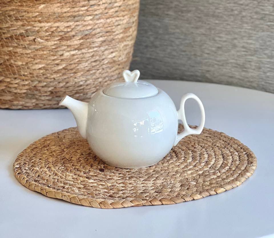 قوری چینی سفید در قلبی