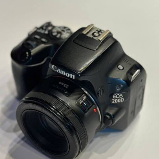دوربین دست دوم دوربین عکاسی کانن دست دوم Canon EOS 200D Kit 50mm f1.8 IS STM (18000 شات)