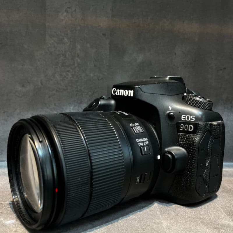 دوربین دست دوم Canon EOS 90D DSLR Camera with 18-135mm Lens (18000 شات)