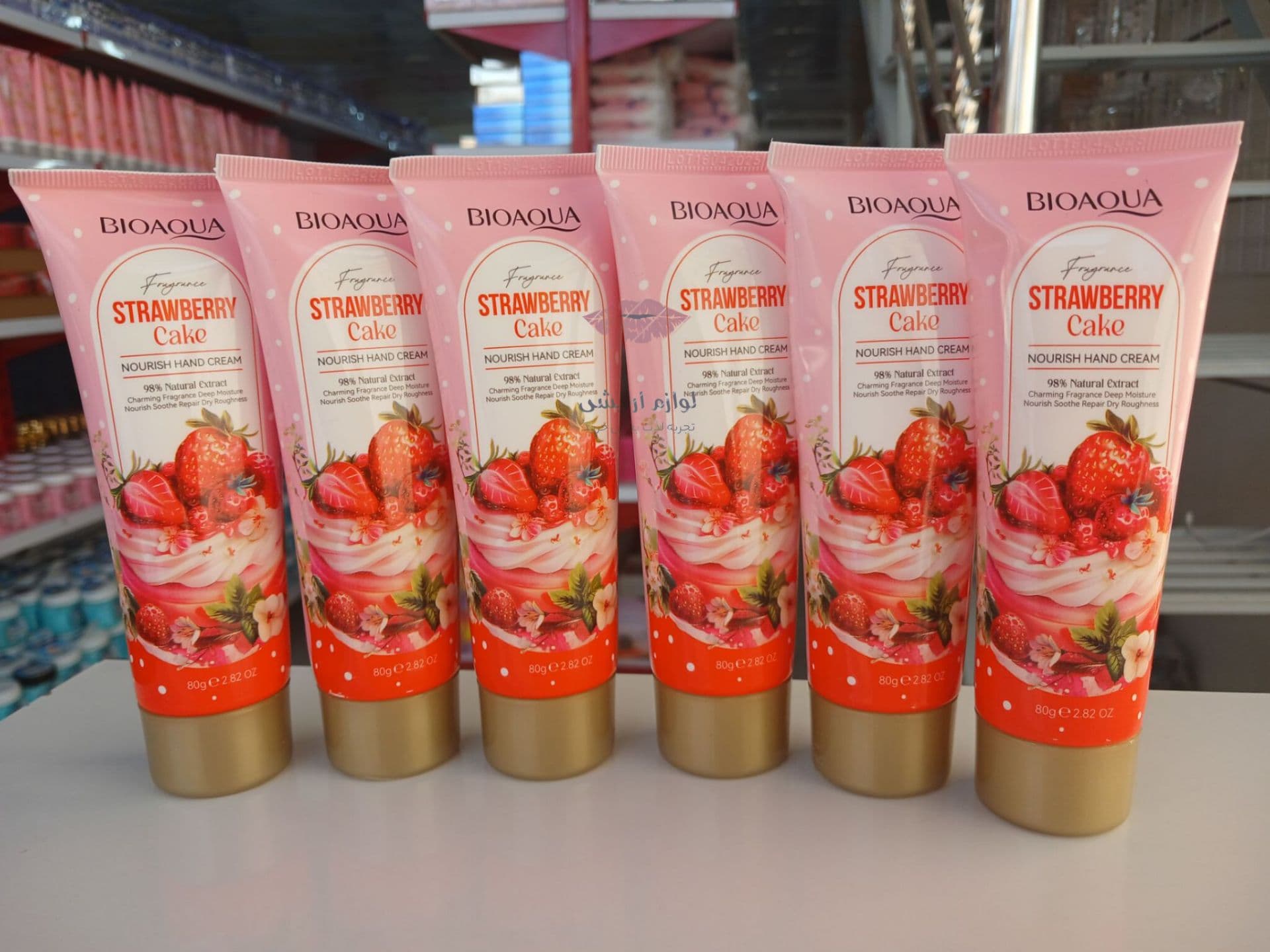 کرم دست کیک توت فرنگی بیوآکوا