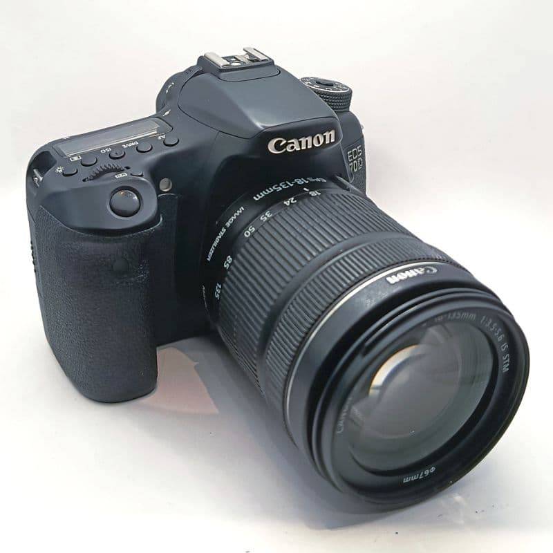 دوربین دست دوم دوربین عکاسی کانن Canon EOS 70D Kit 18-135mm f/3.5-5.6 IS STM (16200 شات)