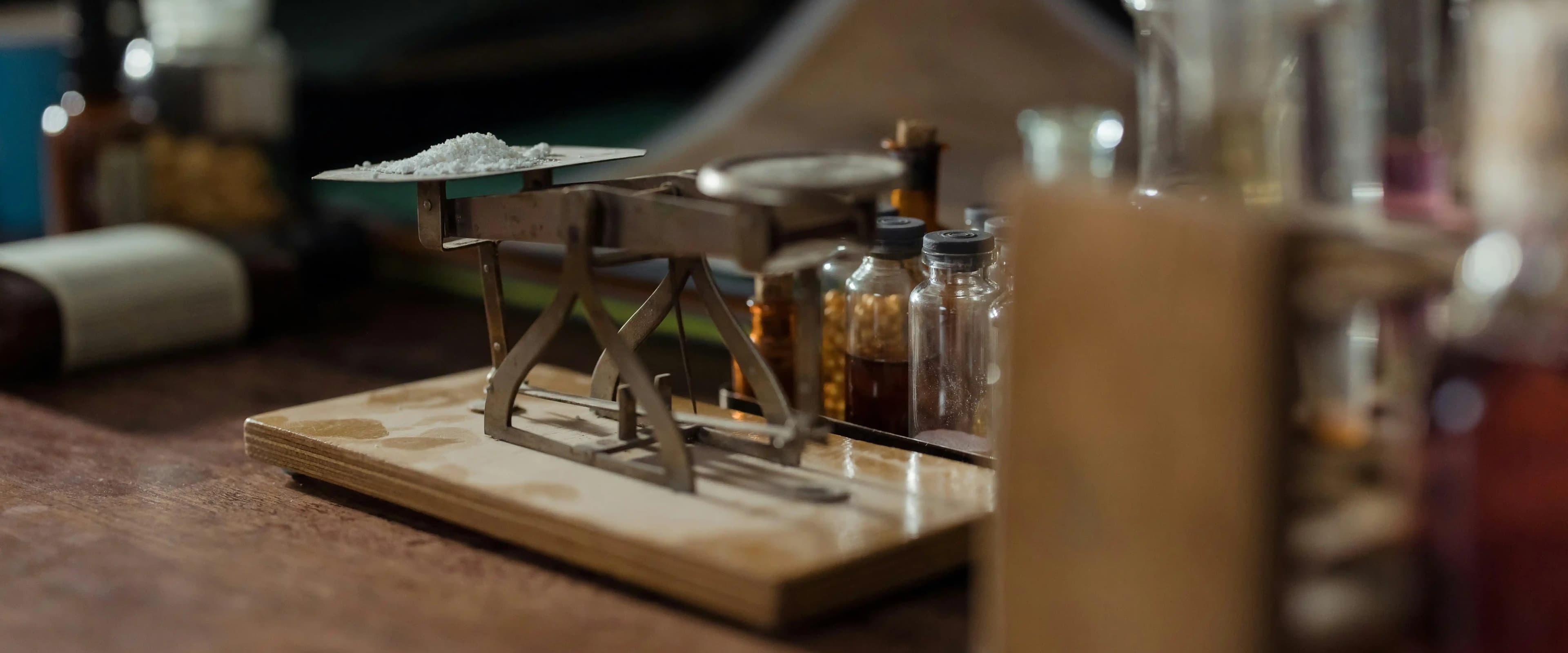 بنر فروشگاه داروخانه دکتر حوینی