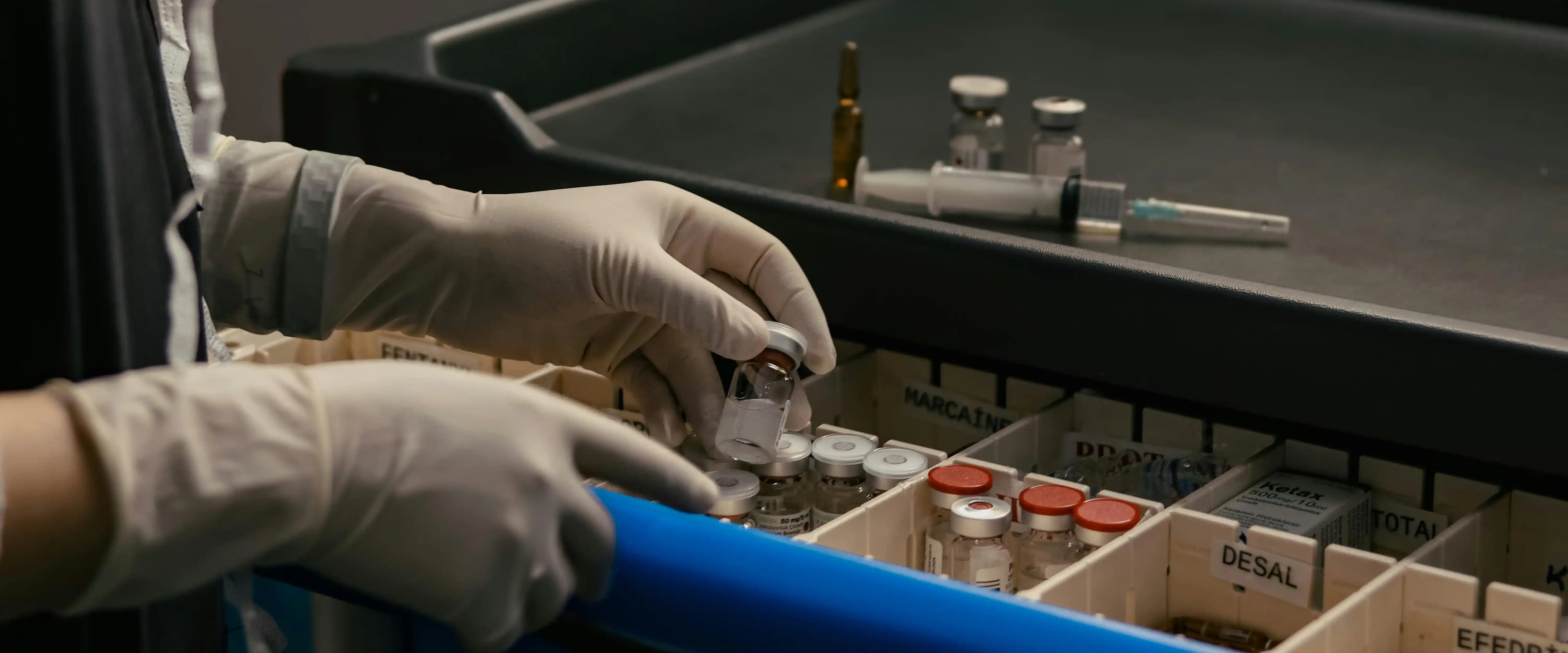 بنر فروشگاه داروخانه دکتر یقوبی