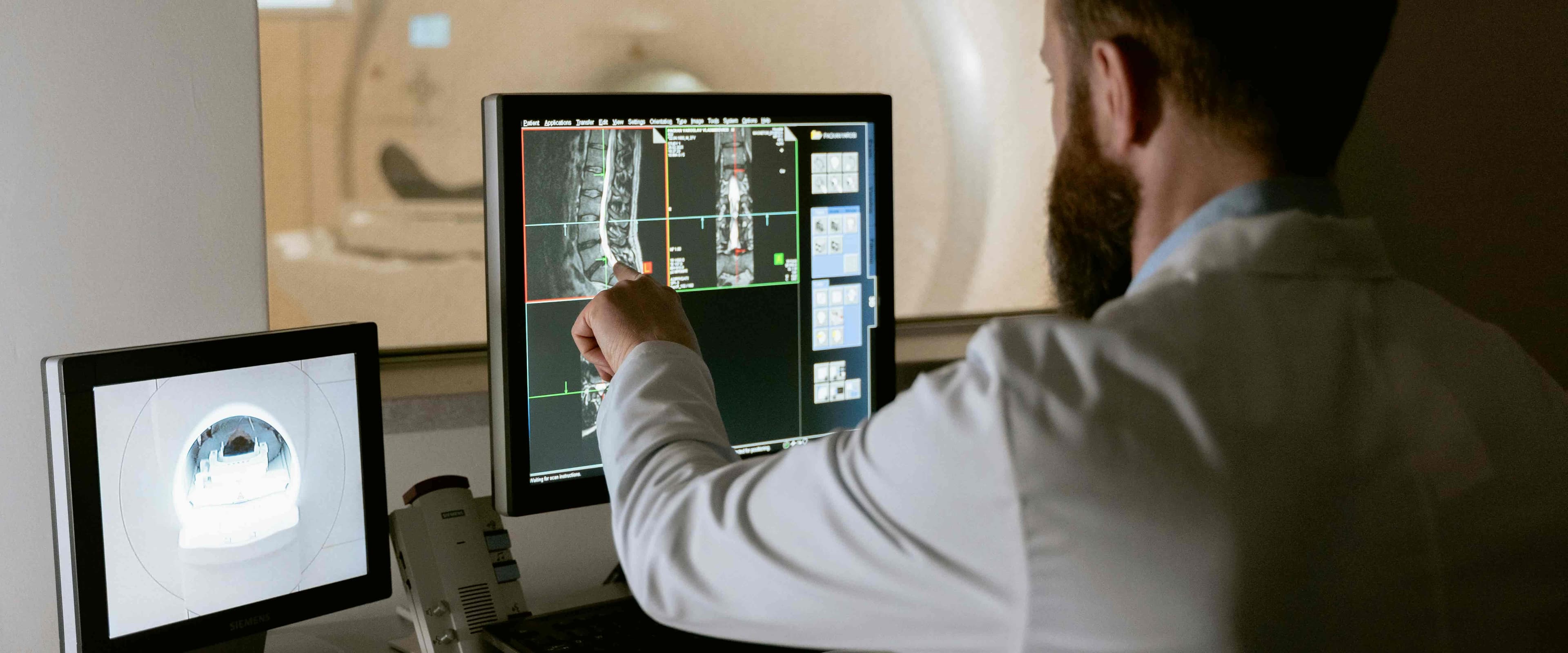 بنر فروشگاه درمانگاه شبانه روزی کودکان آراد