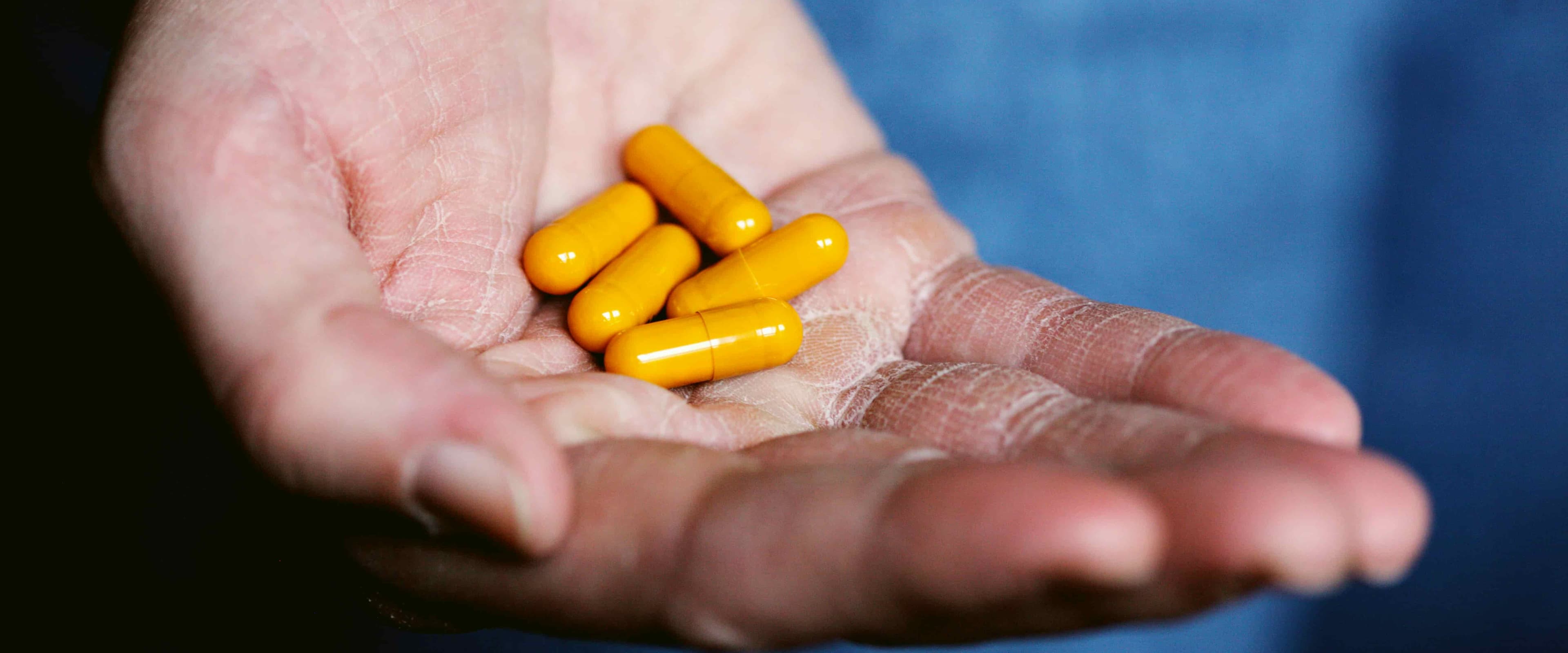 بنر فروشگاه داروخانه دکتر غلامی