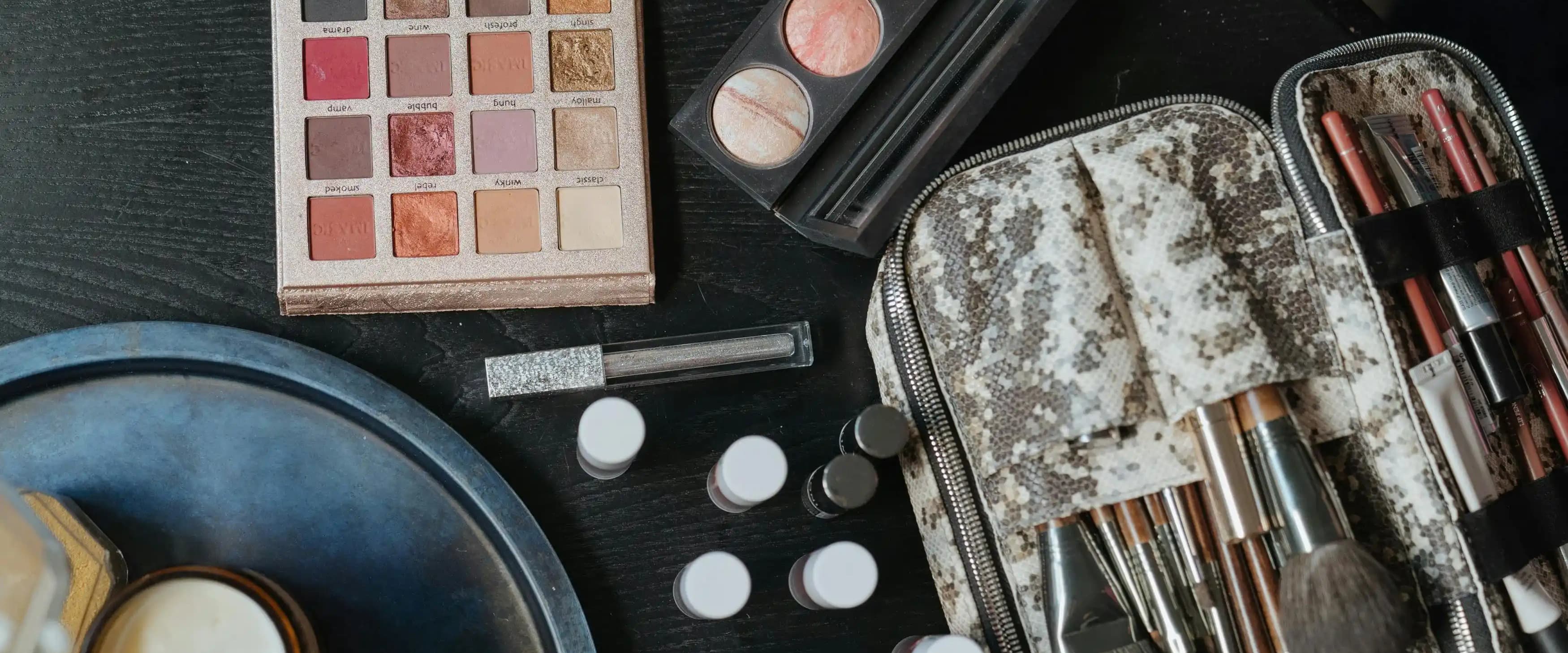 بنر فروشگاه لوازم ارایشی سیکاس