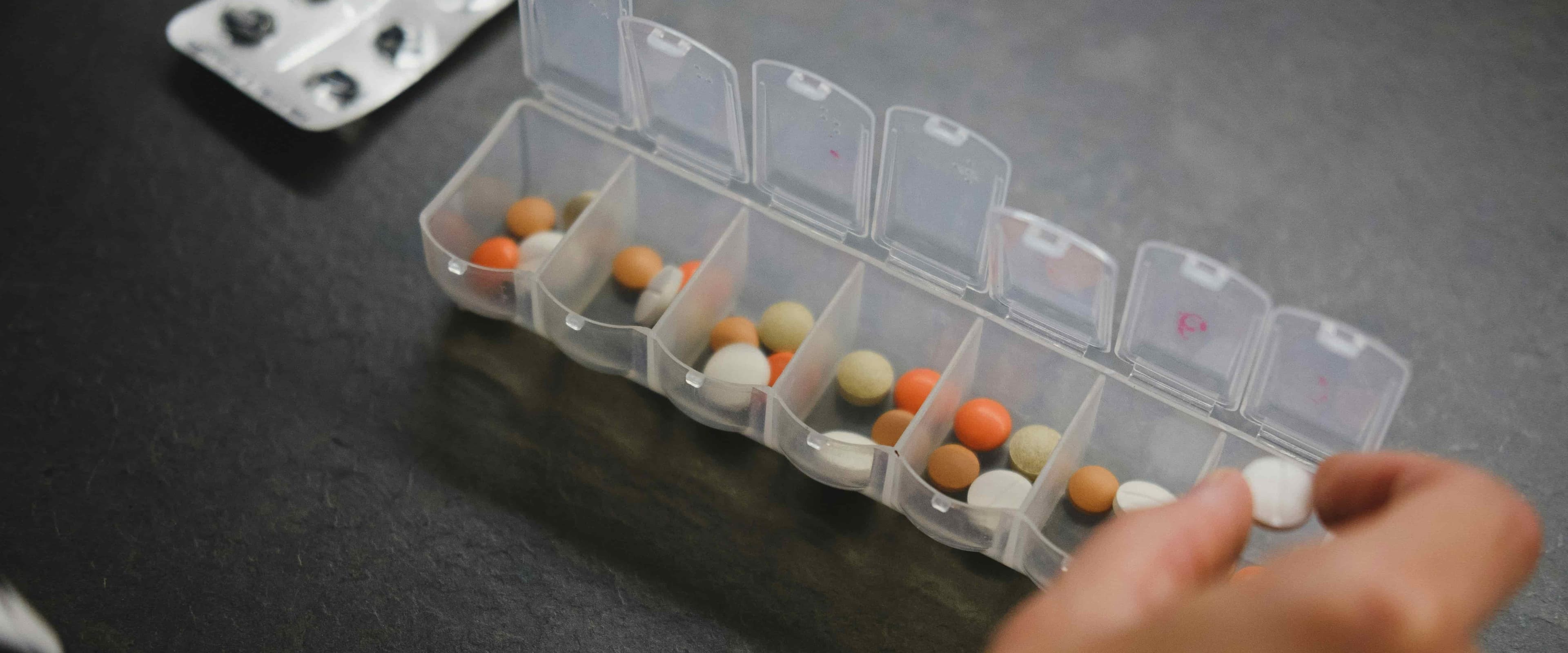 بنر فروشگاه داروخانه دکتر جوینی