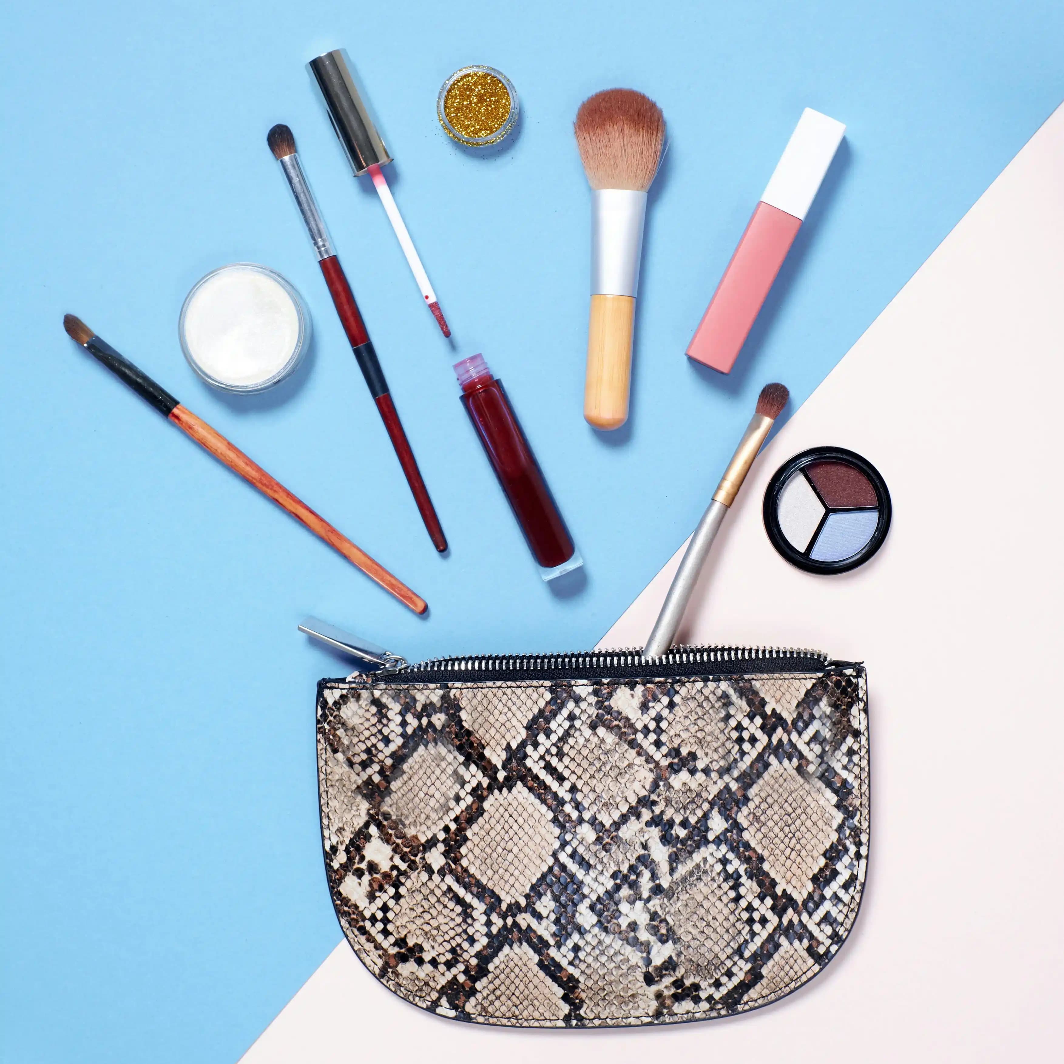 لوگوی فروشگاه لوازم آرايشی و عطر ژامک