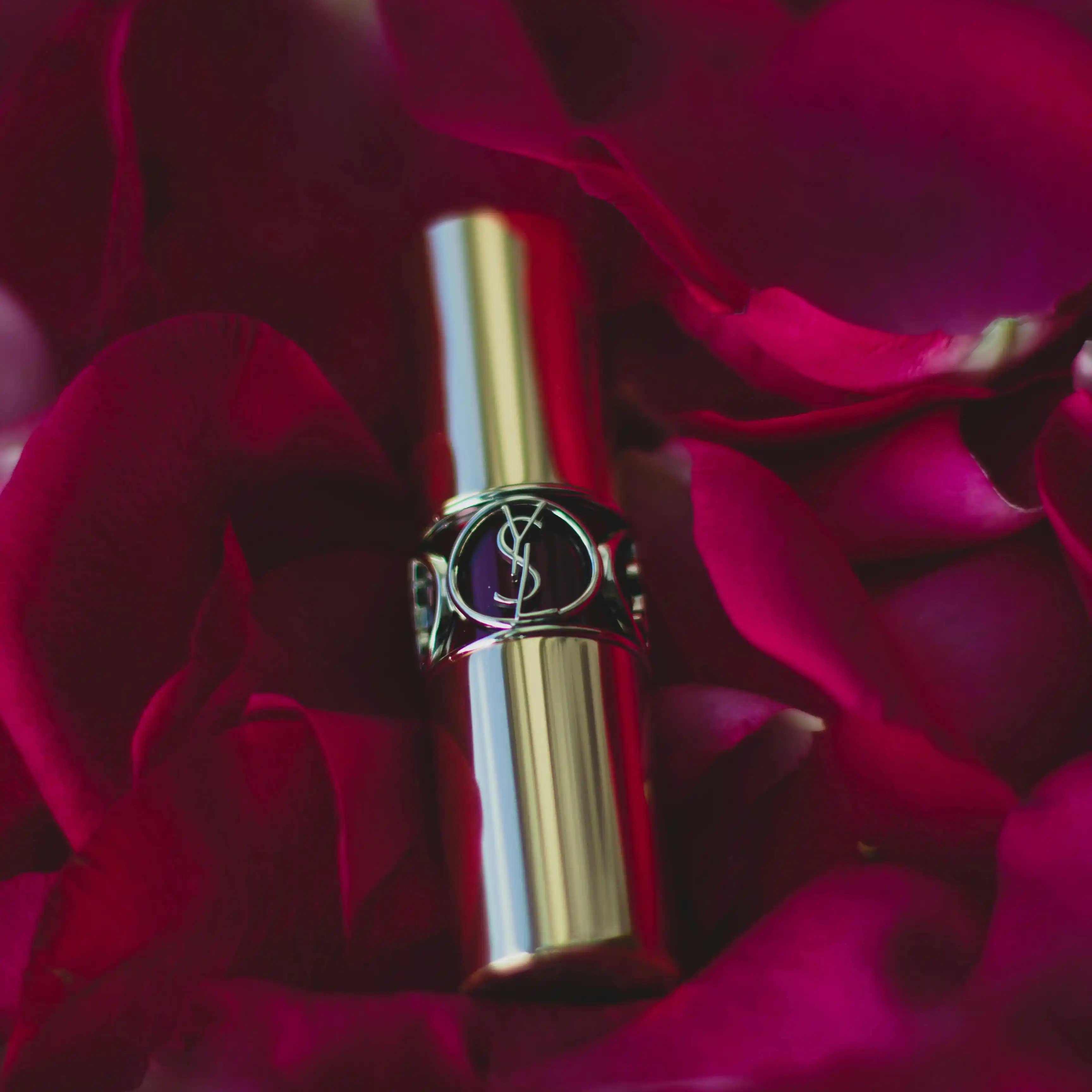 لوگوی فروشگاه ارایشی بهداشتی رویال