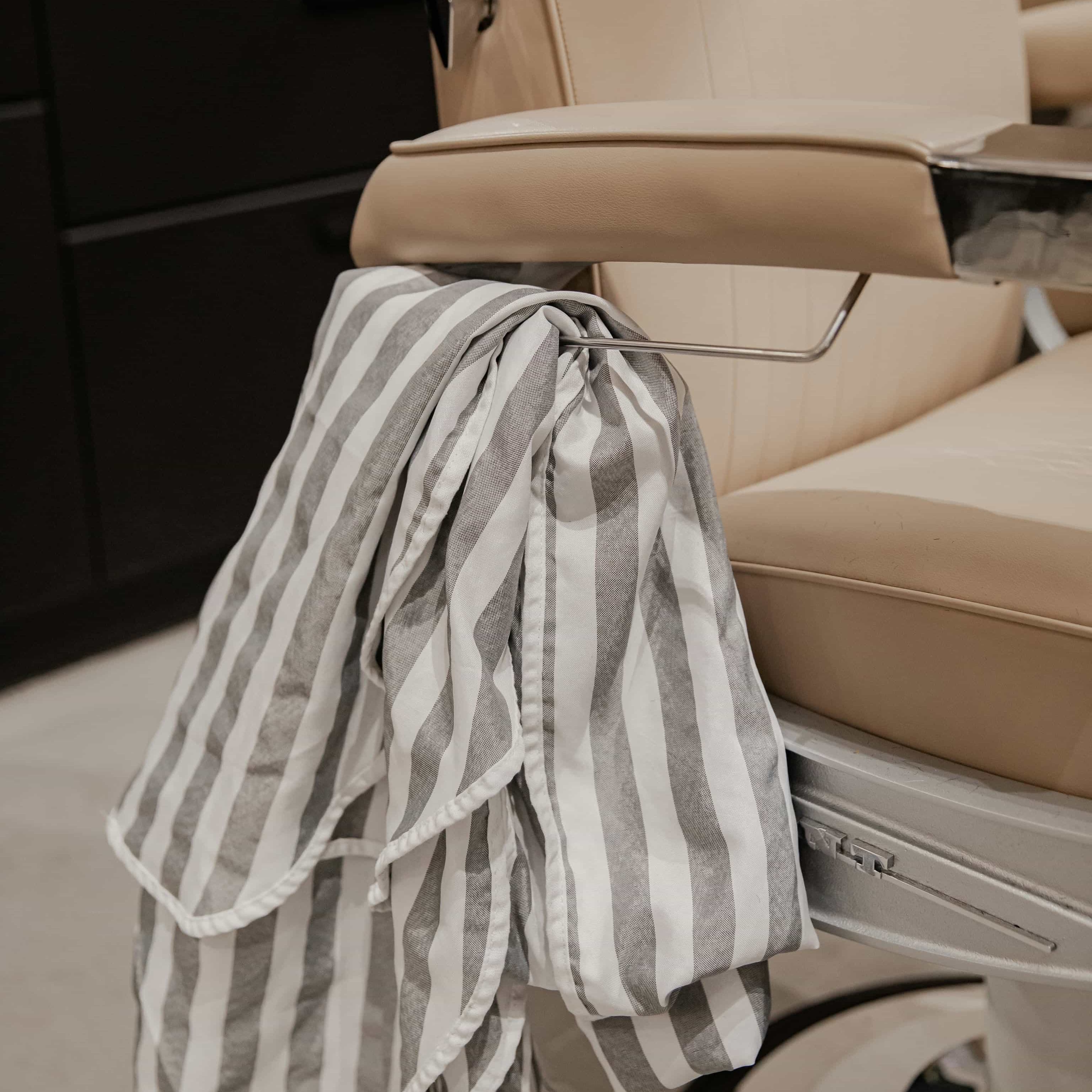 لوگوی فروشگاه قوی سفید