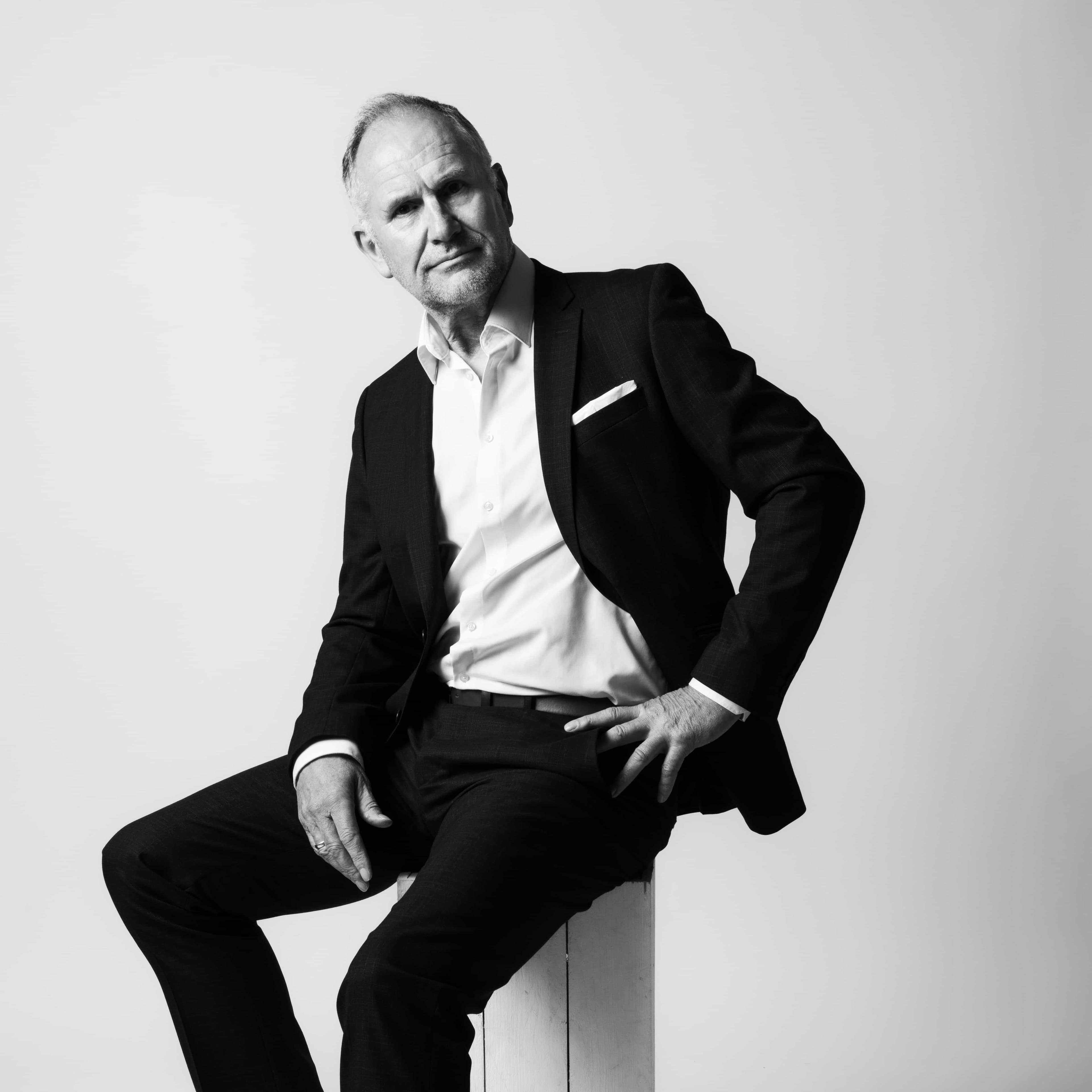 لوگوی فروشگاه پوشاک آقایان میلانو