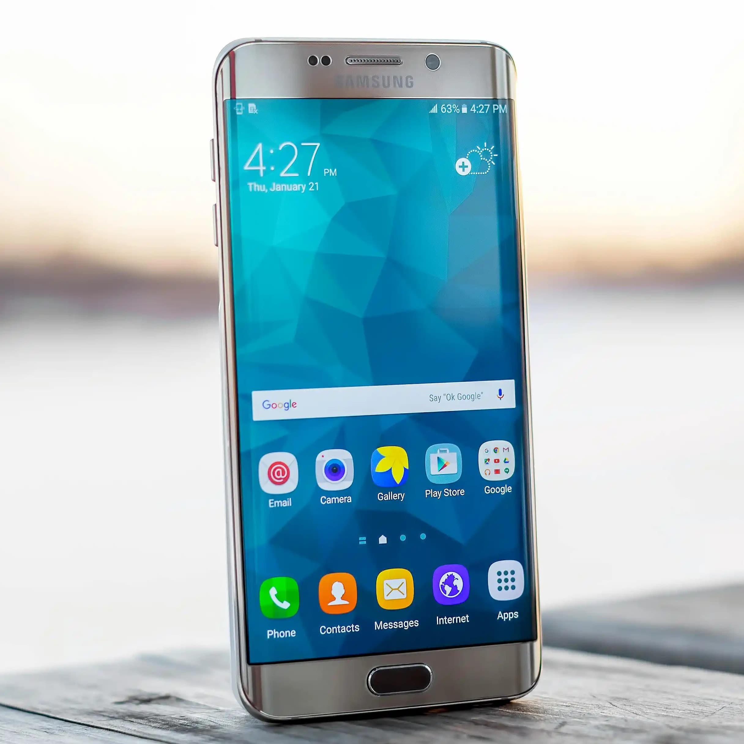 لوگوی فروشگاه پخش قطعات موبایل بلوط