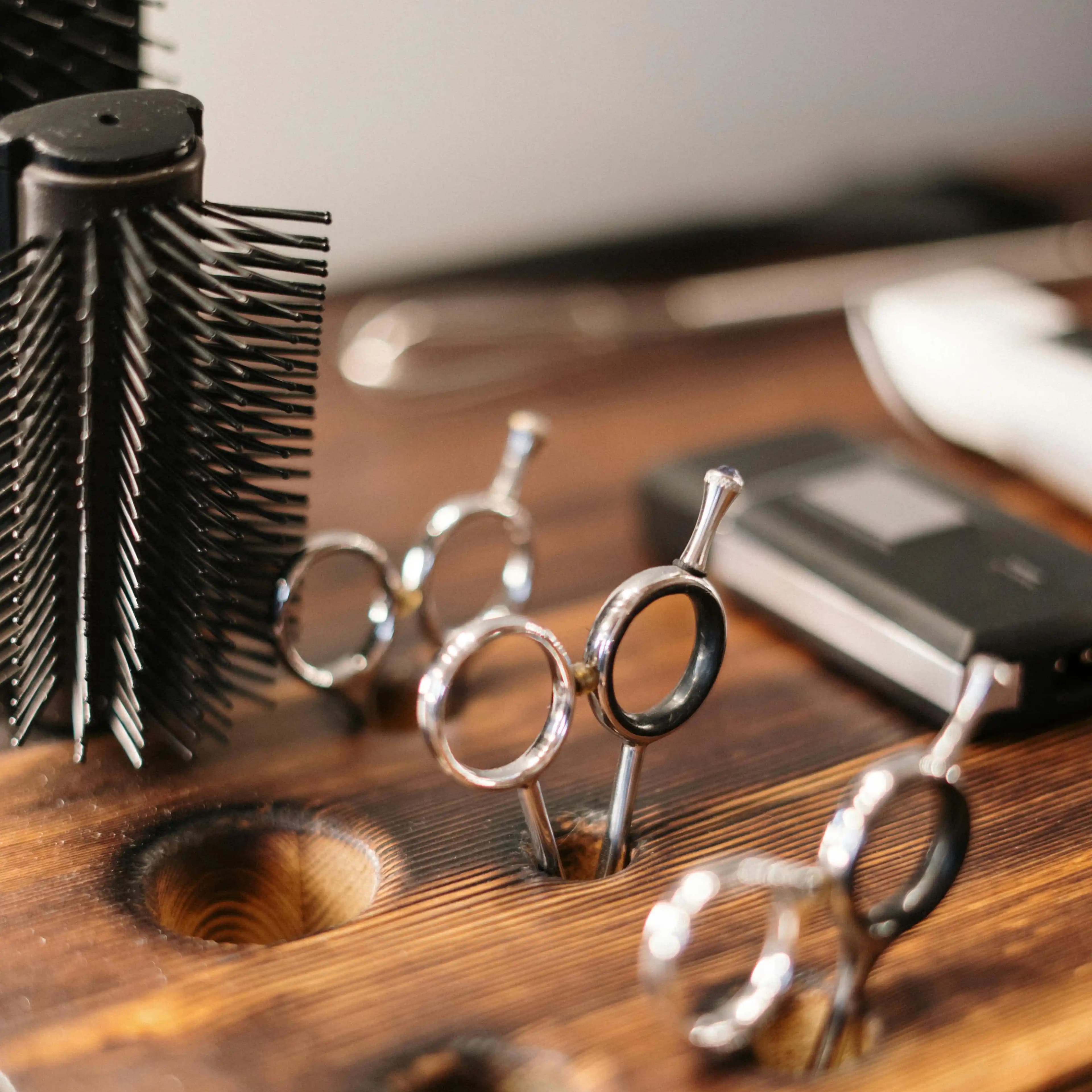 لوگوی فروشگاه ارایشگاه مردانه کارینو