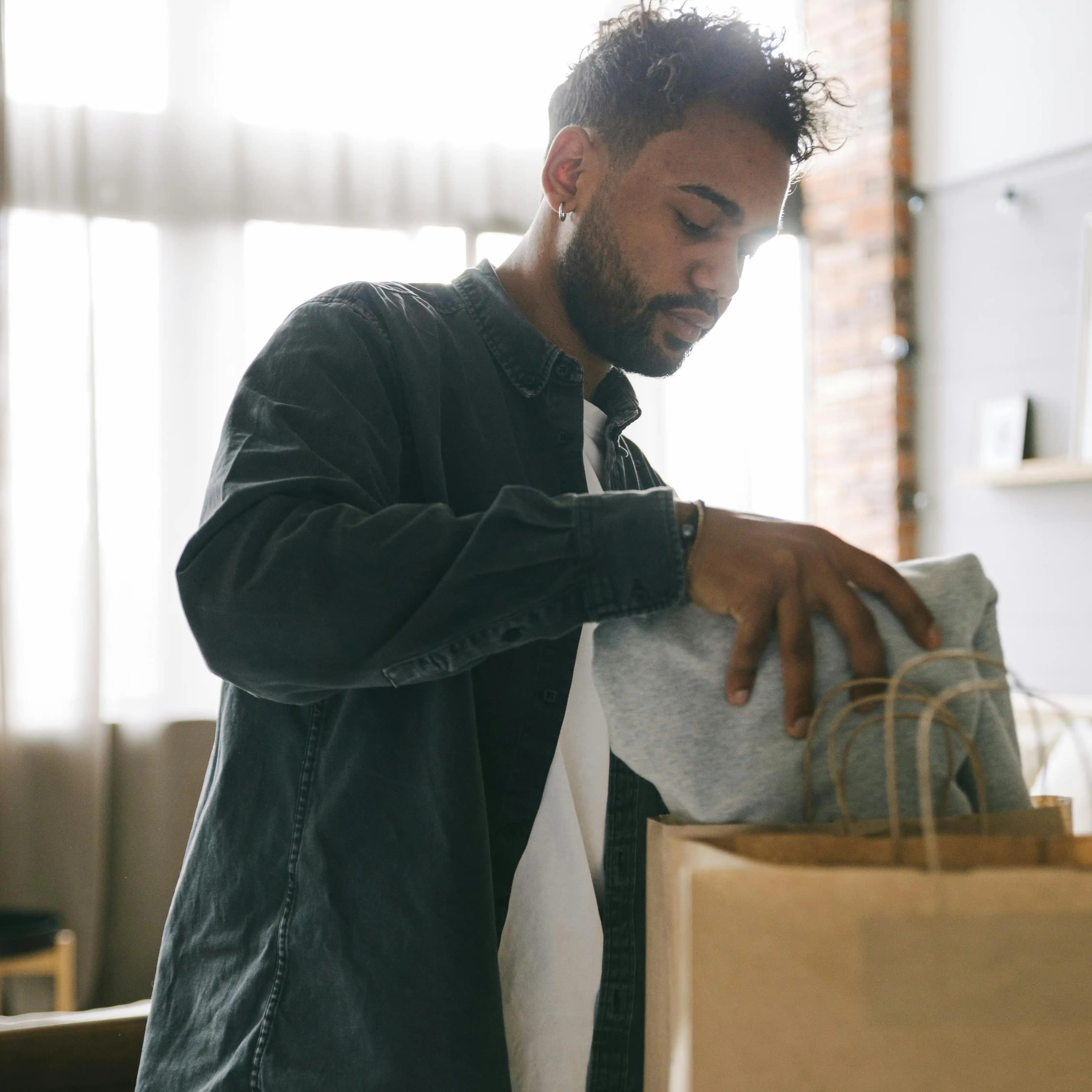 لوگوی فروشگاه پوشاک مردانه امید