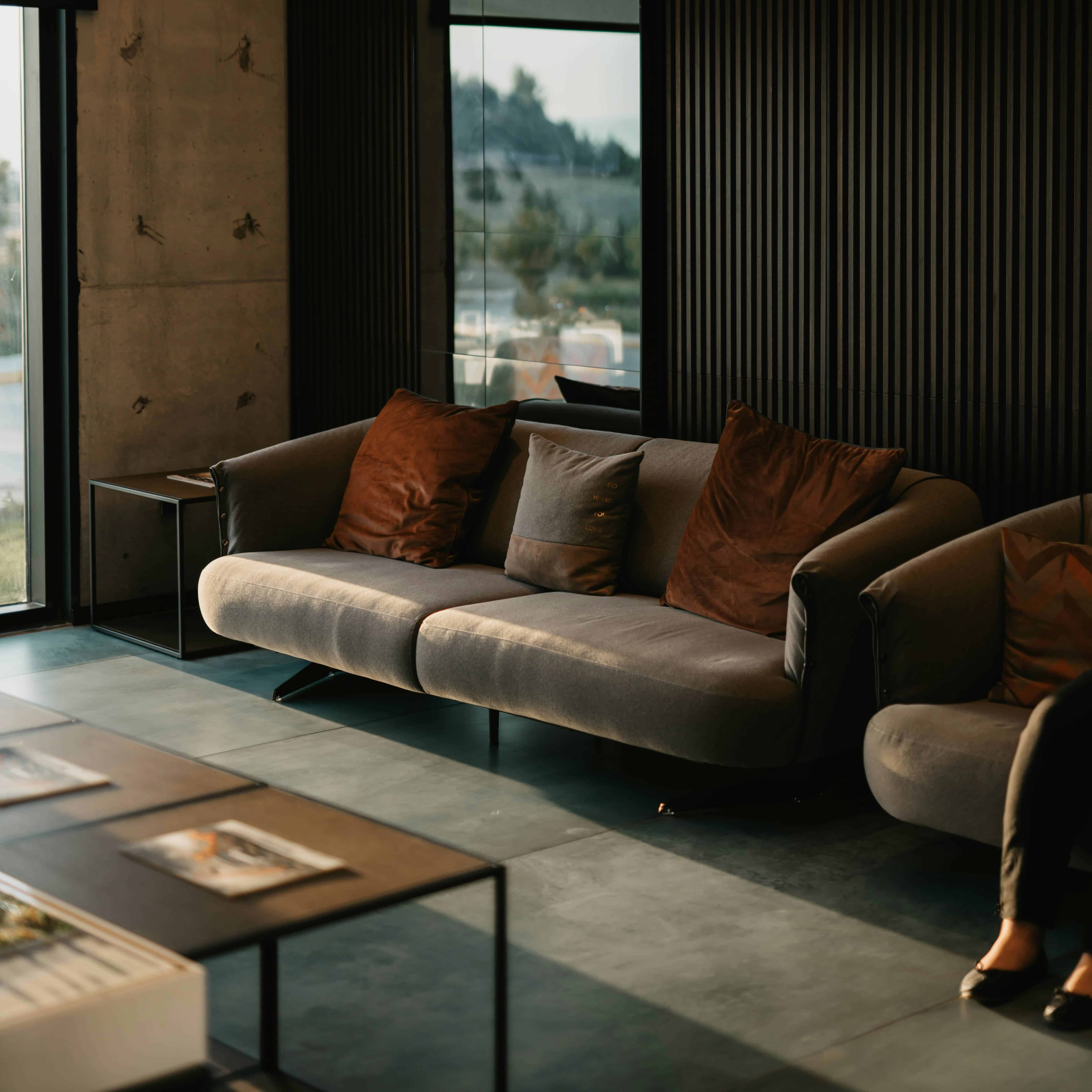 لوگوی فروشگاه مبلمان اداری نیلپر | حشمتی