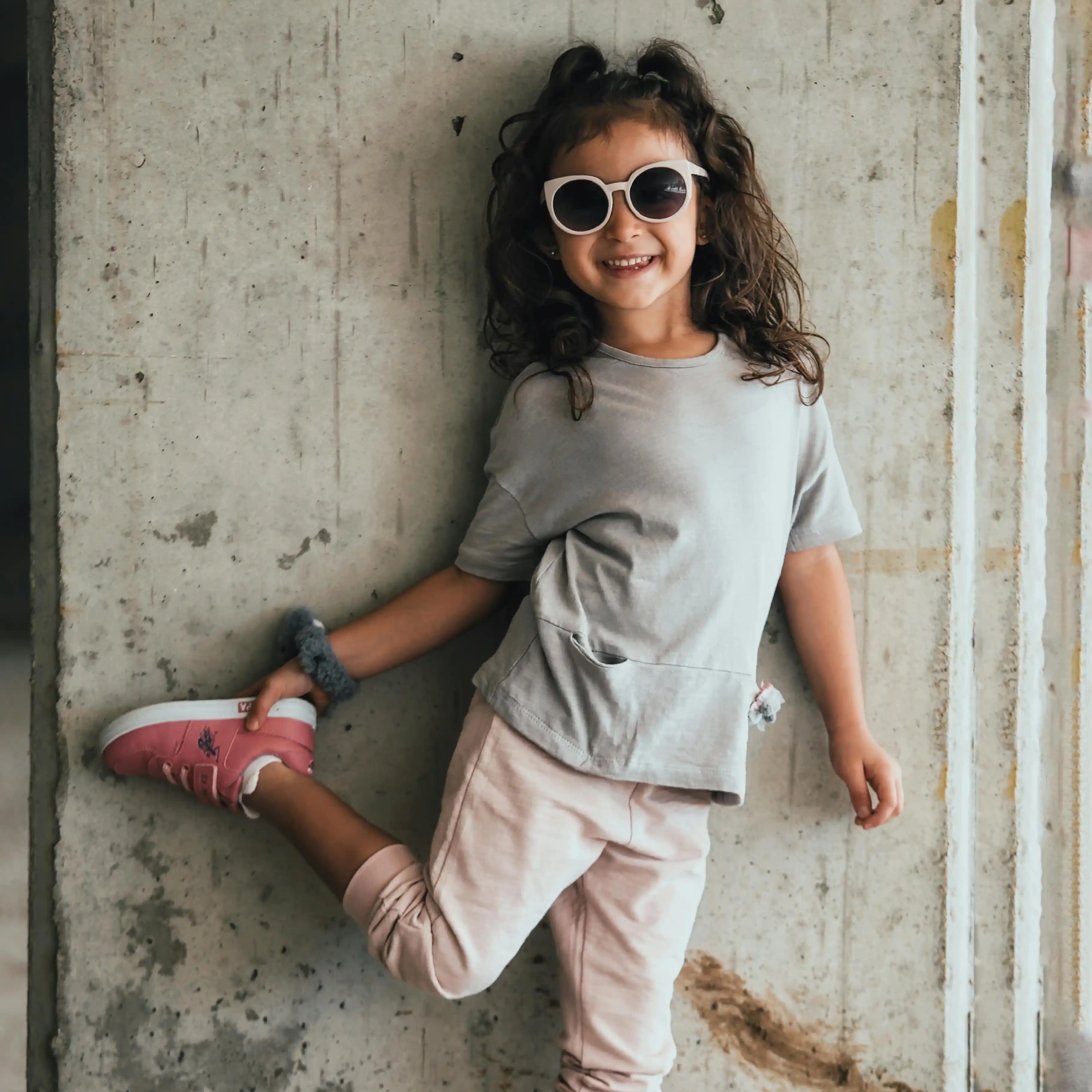 لوگوی فروشگاه پوشاک بچه گانه وروجک