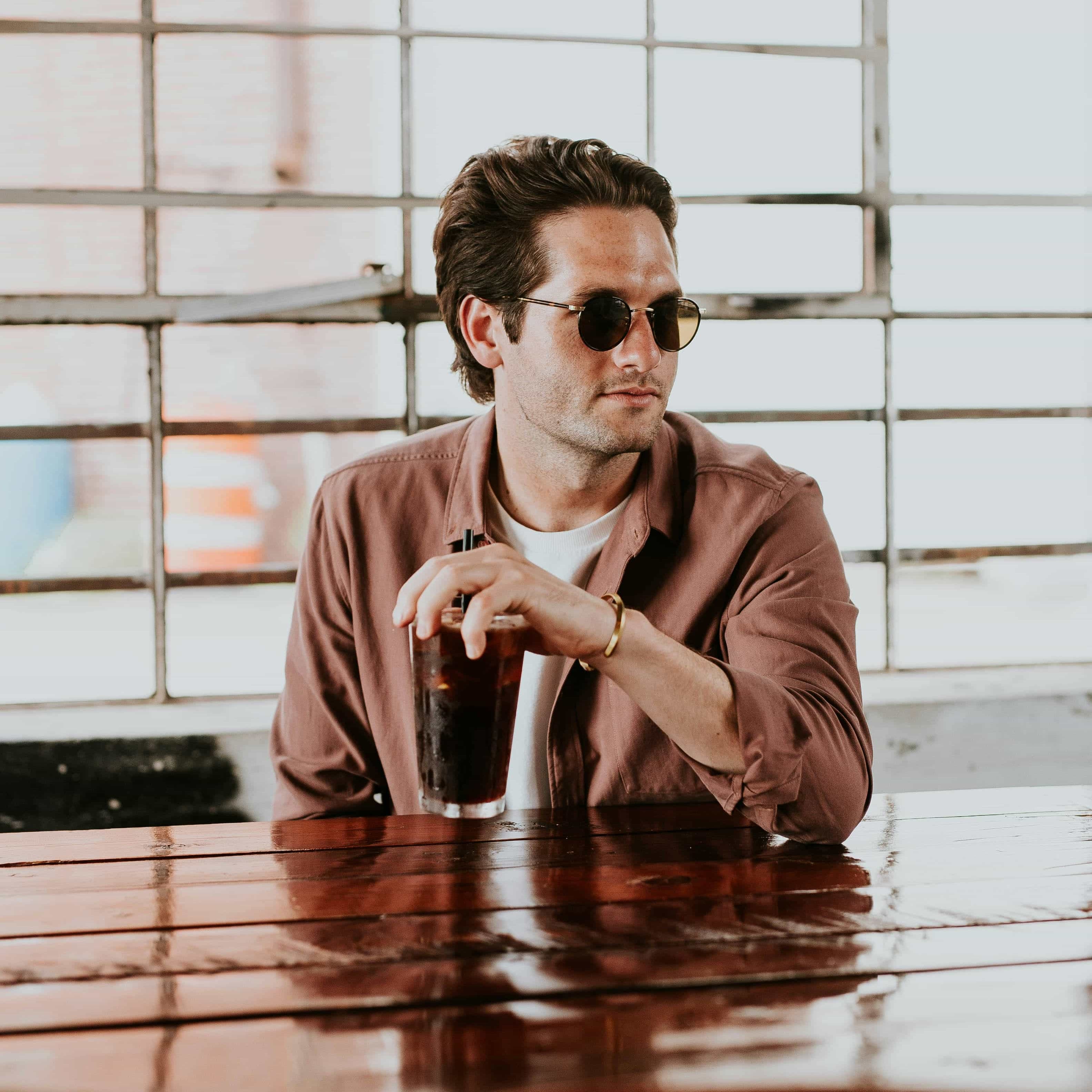 لوگوی فروشگاه پیراهن مردانه دنیا