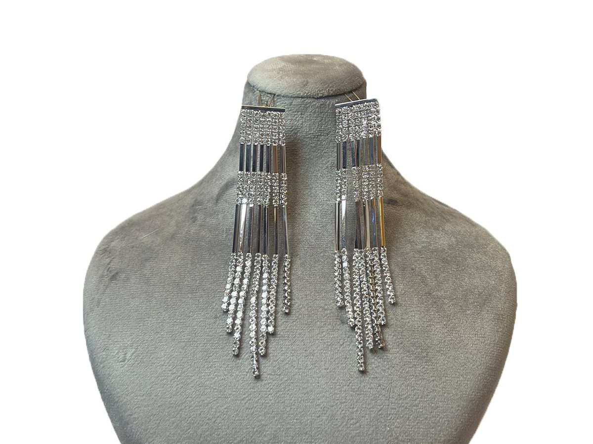 گوشواره آویز بلند نقره ای همراه با نگین های نقره ای