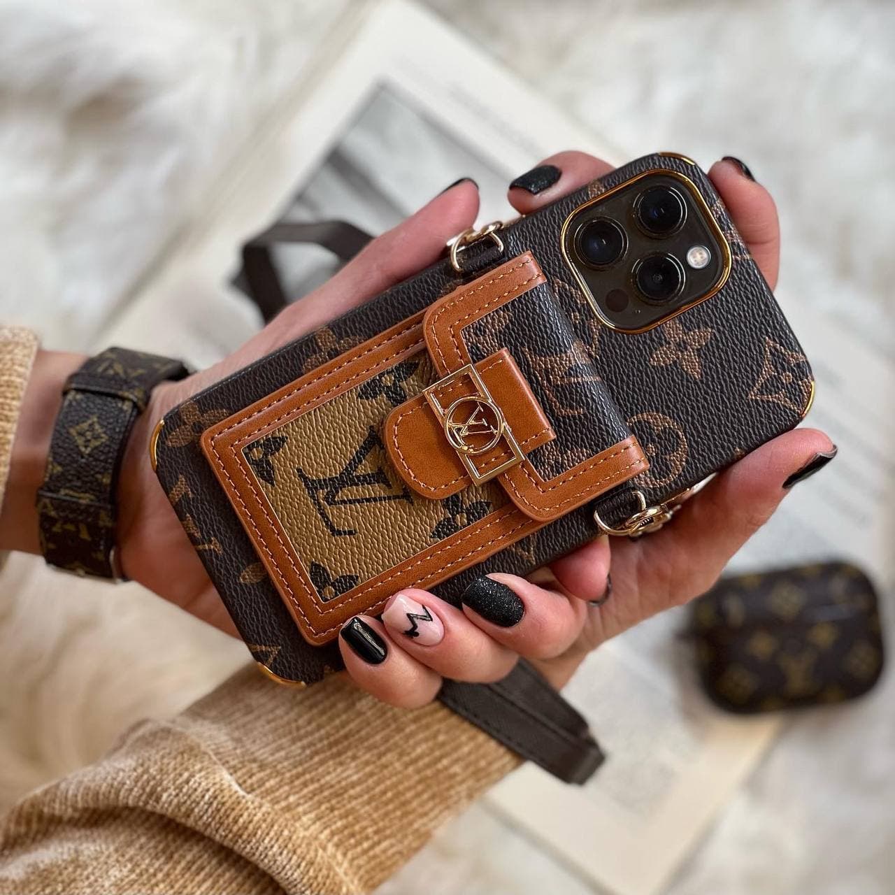 قاب موبایل آیفون لویی ویتون بگی جاکارتی ( جاکارتی قهوه ای ، جاکارتی مشکی ) - کد (۹۸۰۰۶)