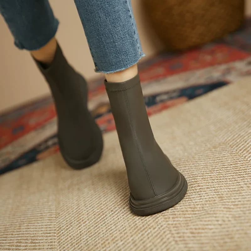 نیم بوت چرم پشت زیپ زنانه کد 2443