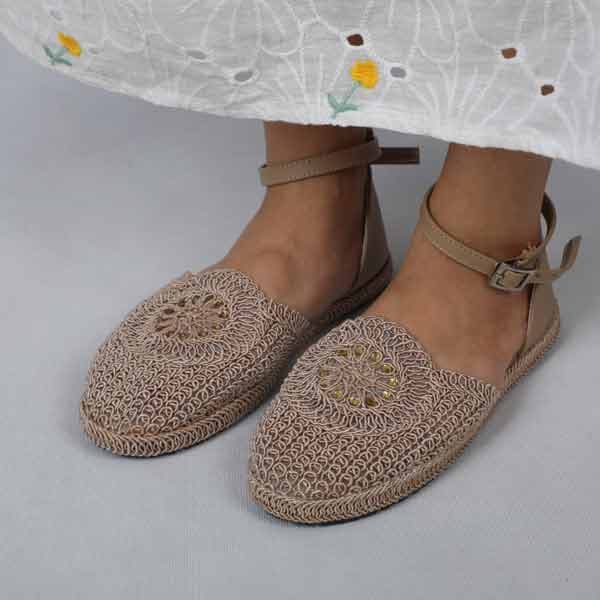 صندل زنانه تابستانی نگین دار نسکافه ای مدل کیانا