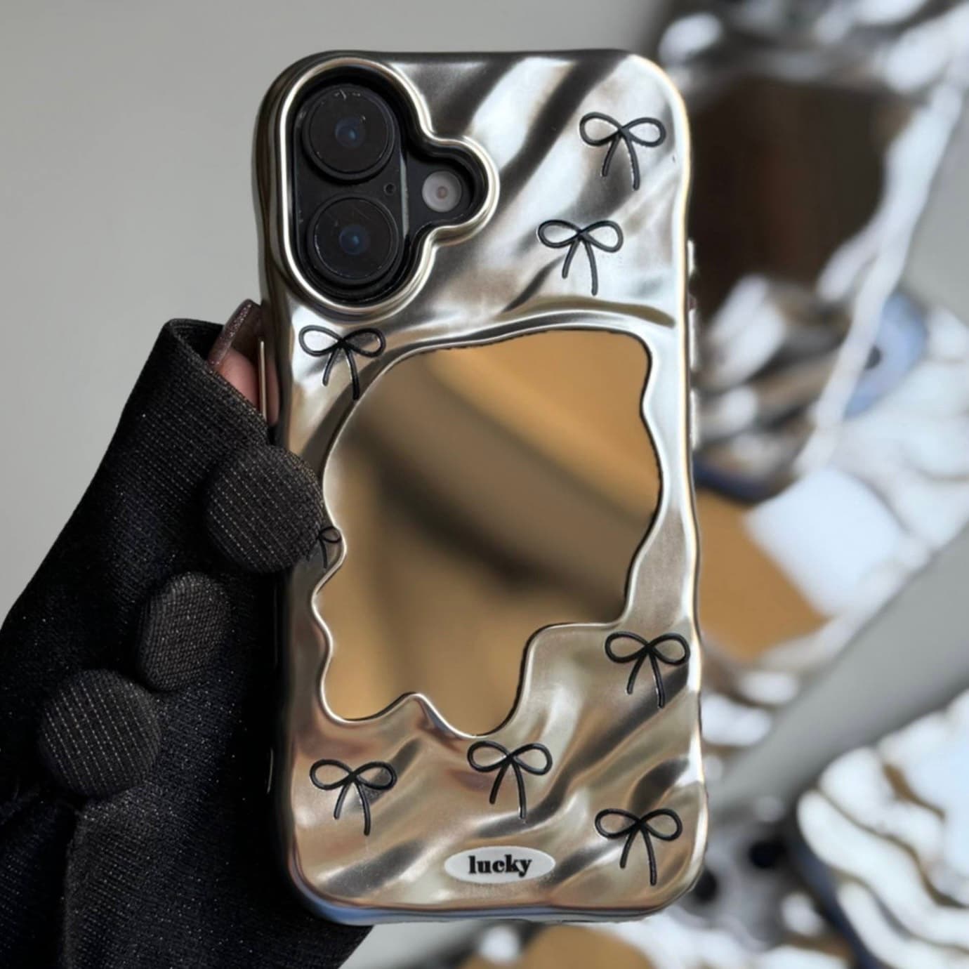 قاب آیینه ای موج دار پاپیونی مینمیمال