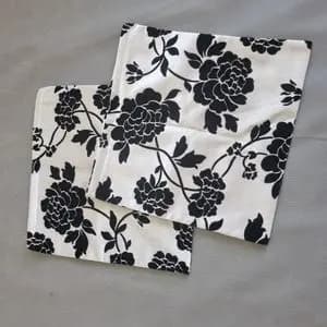 کوسن مخمل با طرح گل دار کلاسیک