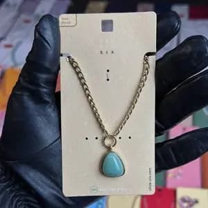 گردنبند جذاب با سنگ بسیار خاص