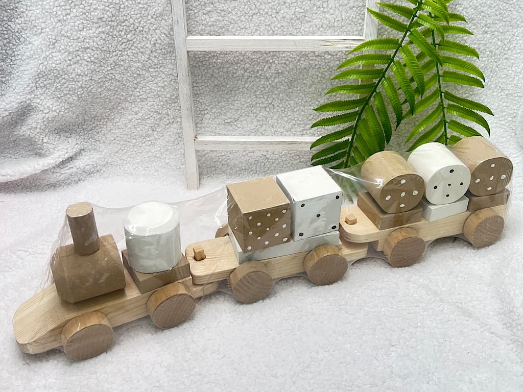 قطار چوبی اسباب بازی و دکوری اتاق کودک