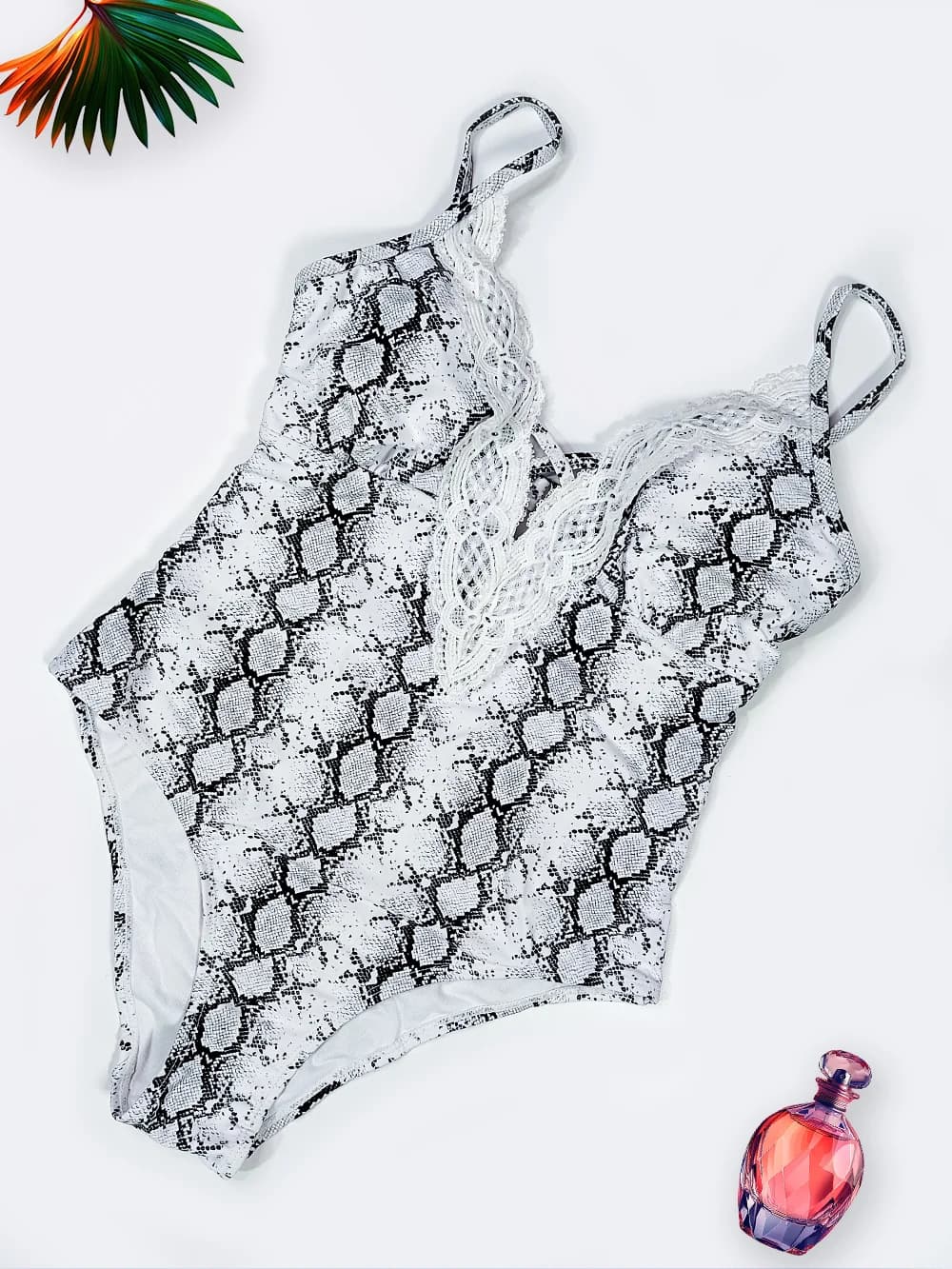 مایو زنانه طرح پوست ماری جدید و کیوت با یقه گیوری در مدل اسلیپ کاپدار با بندهای قابل تنظیم سرشانه