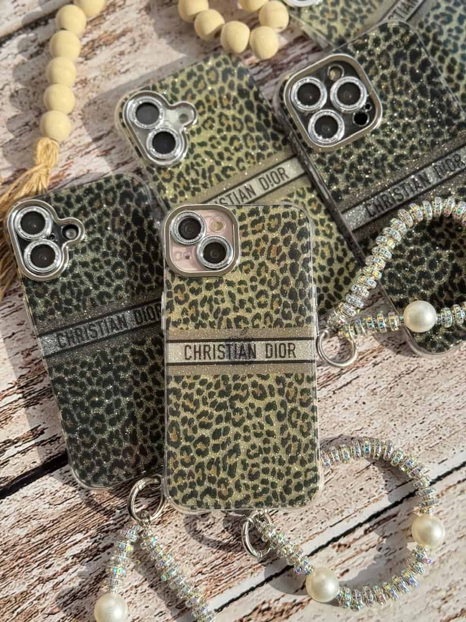 قاب آیفون پلنگی کریستین دیور با آویز
