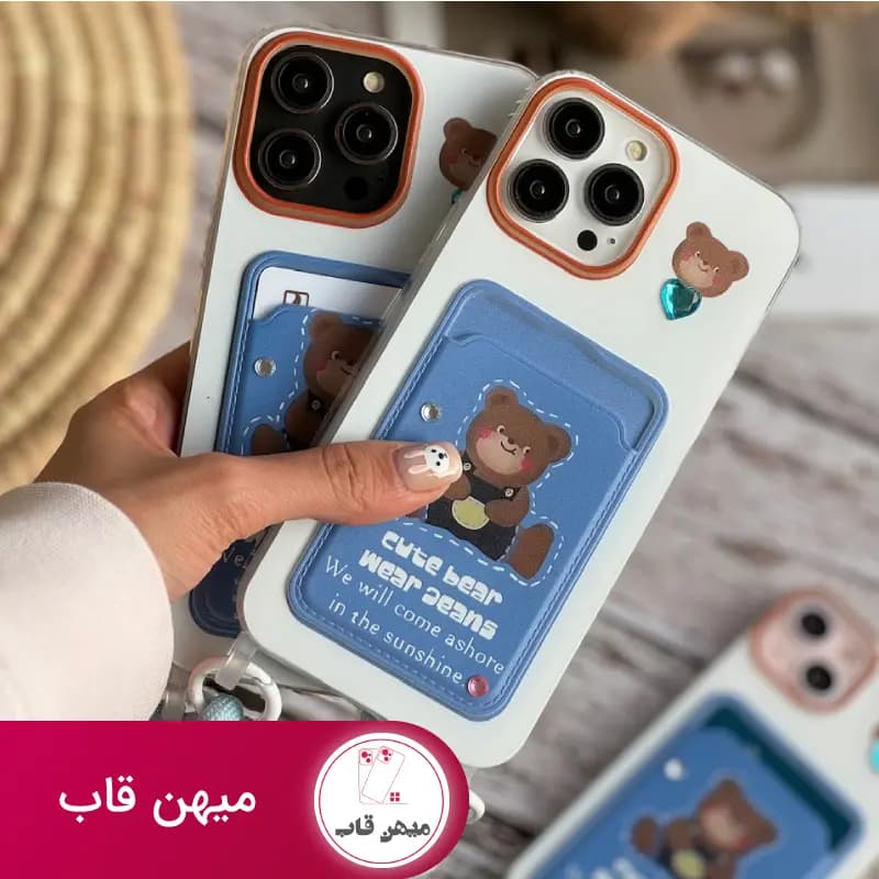 قاب گوشی آیفون جاکارتی خرس جین پوش با بند - کد (۵۴۵۱)