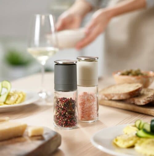 ست نمک و فلفل ساب شیشه ای جوزف جوزف سفید و مشکی Joseph Joseph Duo No-spill Manual Salt & Pepper Grinder Set