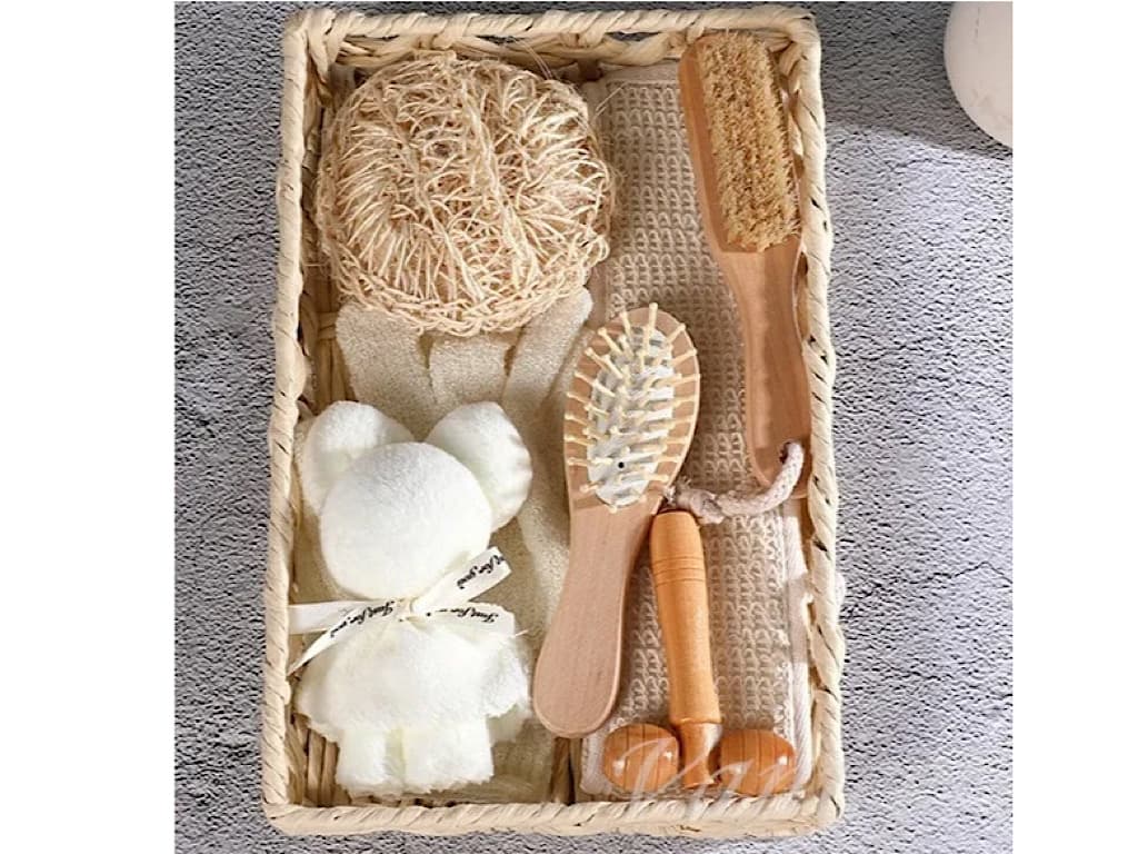 ست گیفت شانه و برس چوبی و لیف و لوازم بهداشتی نوزاد با سبد