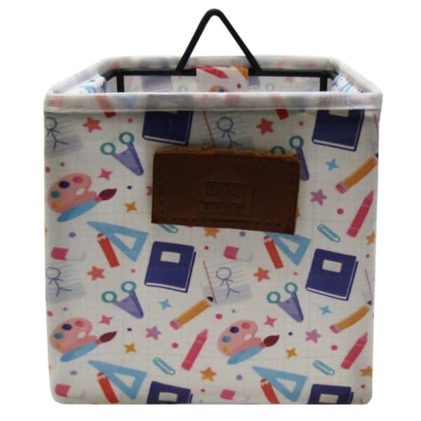 ریکاردو باکس فلزی آویز مربع 13*13 زمینه سفید طرح کتاب و قیچی