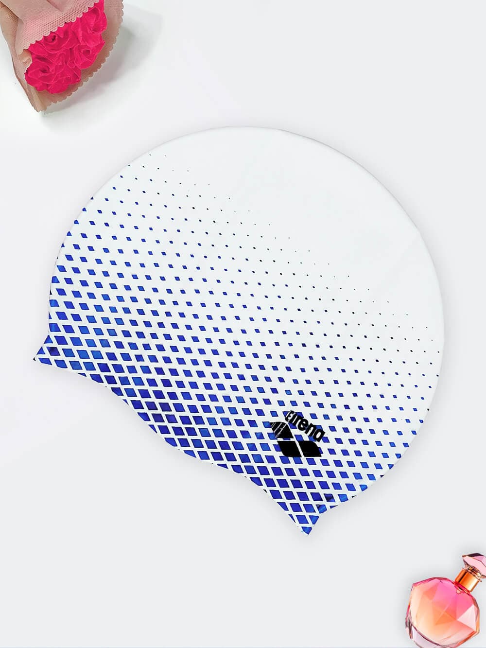 کلاه استخر آرنا ( Arena ) سفید با لوزی های آبی رنگ سیلیکونی اعلا زنانه و مردانه