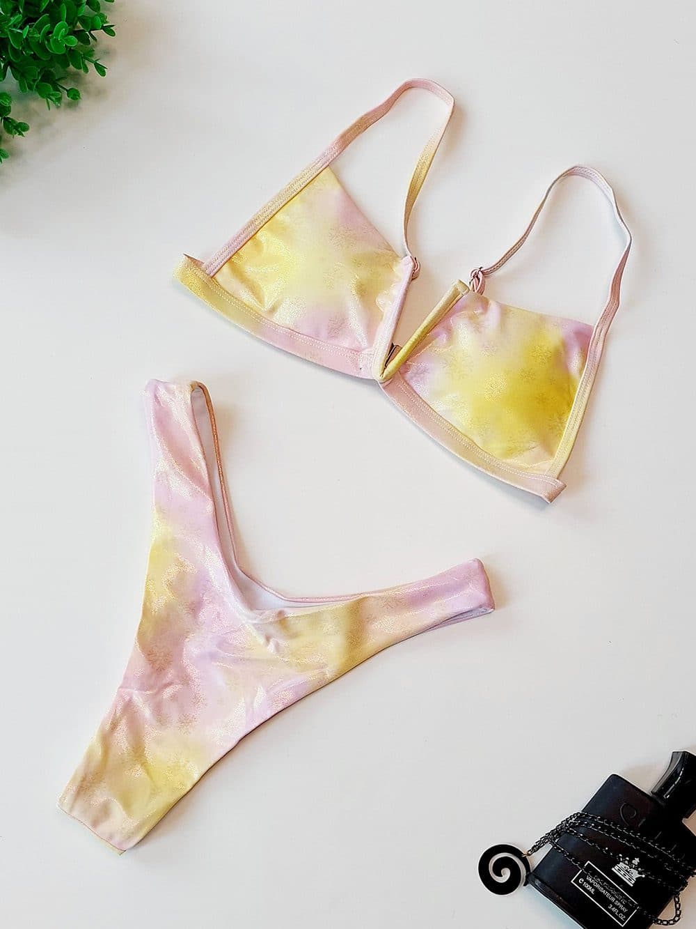 لباس مایو دو تکه زنانه طرح چرم براق شین ( shein ) کاپدار با بند قابل تنظیم و قزندار