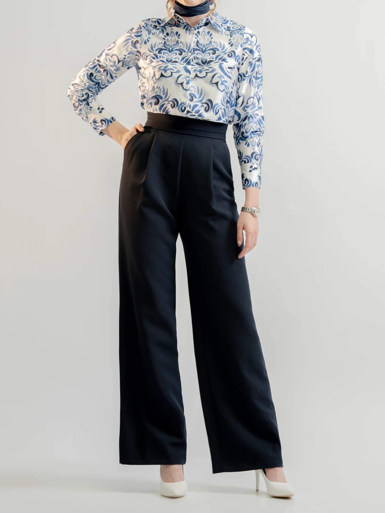 شومیز ساتن یقه مردانه پشت بلند طرحدار آبی سفید