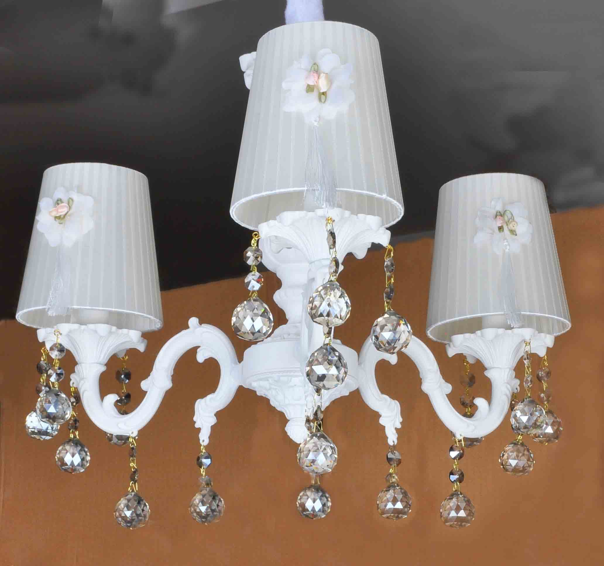 لوستر فلزی پارمیدا ۳ شاخه با آویز کریستال و رولامپی لیلیوم