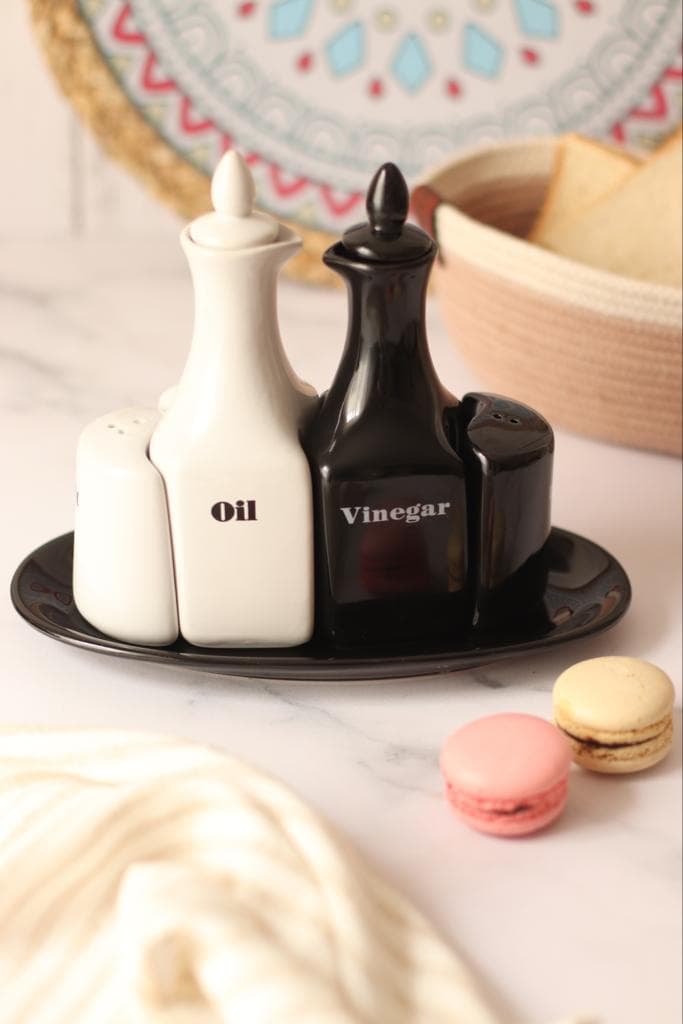 ست جا روغنی و سرکه به همراه نمک و فلفل پاش و سینی